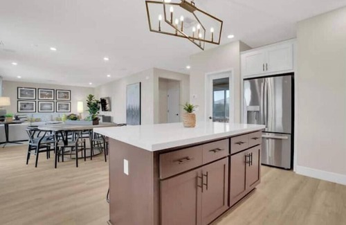 Lathrop Casa | Terrific 5-bedroom home in Lathrop. Former model home. Tastefully furnished.