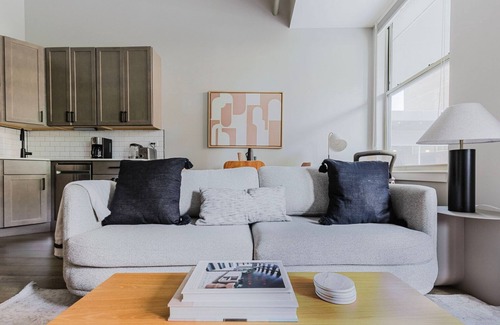 Edgewater Beach Apartamento | Terrific Edgewater 1BR w/ Fitness Center, Lounge & W/D, by Bluedground