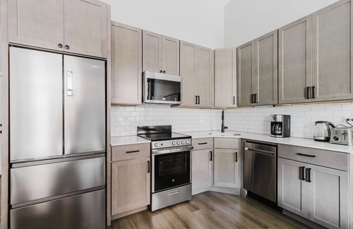 Edgewater Beach Apartamento | Terrific Edgewater 1BR w/ Fitness Center, Lounge & W/D, by Bluedground