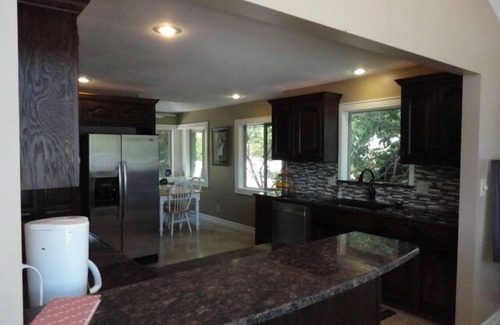 Camdenton Casa | Lakefront Home excelente vista, pisos de baldosas, kit de granito, botes disponibles
