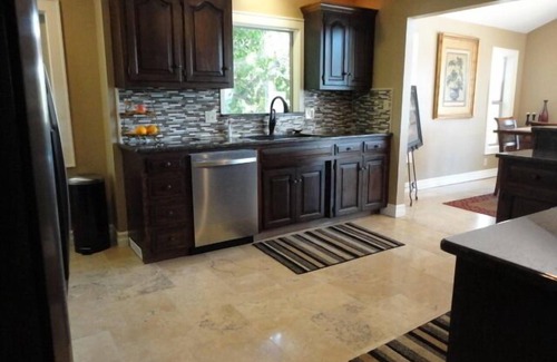 Camdenton Casa | Lakefront Home excelente vista, pisos de baldosas, kit de granito, botes disponibles