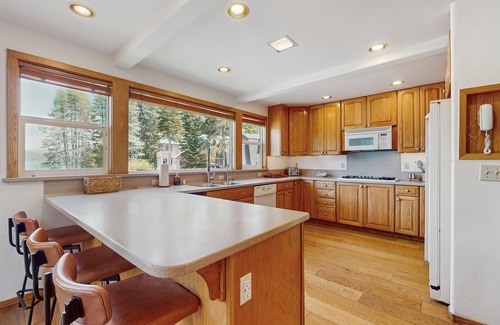 Truckee Casa | Terrific lakefront gem with private hot tub, dock & beach - near skiing & town