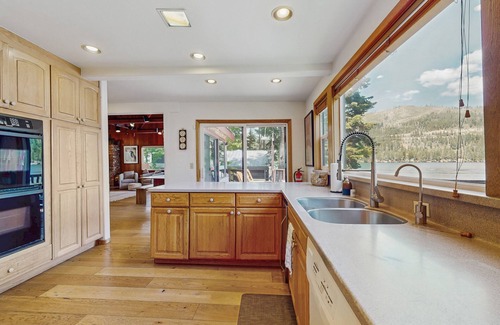 Truckee Casa | Terrific lakefront gem with private hot tub, dock & beach - near skiing & town