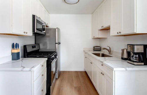 Old Mountain View Apartamento | Terrific Mountain View 1BR w/ Pool & Parking, nr Shops, by Blueground