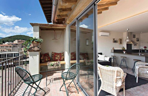Olot Apartamento | Terrissaire terraza y acceso a la piscina interior