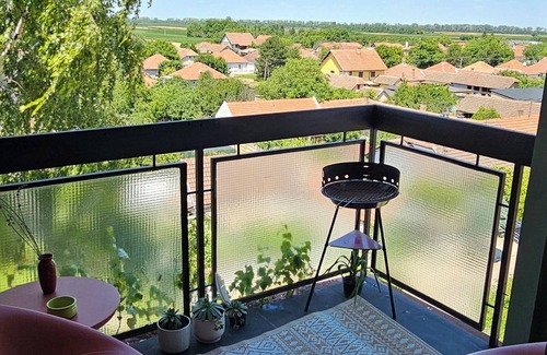 Odzaci Apartamento | TESLA City-View Apartment with Free Parking, Fruits, Coffee & Wi-Fi Wi-Fi