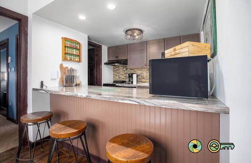 Mount Jackson Condominio | Tesla Lodge (#202) | Renovated comfort with walk-out convenience!