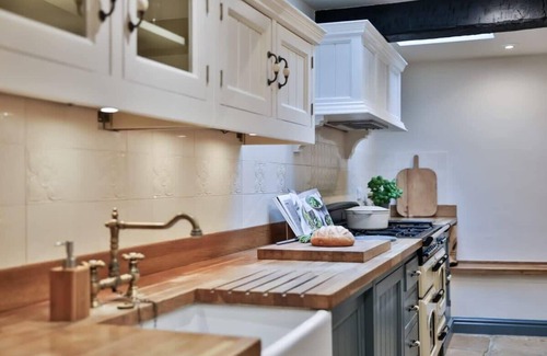 Tetbury Casa | Tetbury - Stylish Country Retreat, Terrace and Log