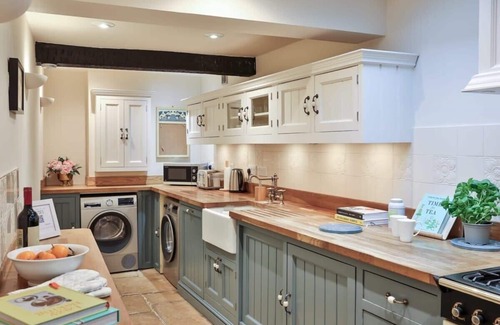 Tetbury Casa | Tetbury - Stylish Country Retreat, Terrace and Log
