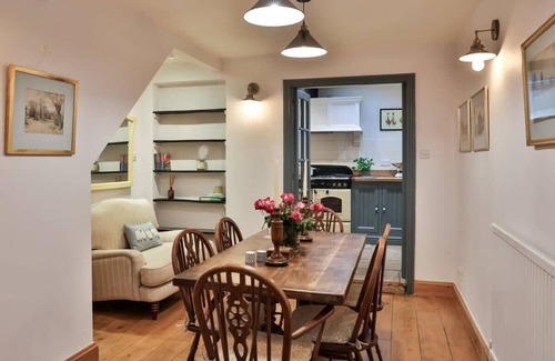 Tetbury Casa | Tetbury - Stylish Country Retreat, Terrace and Log