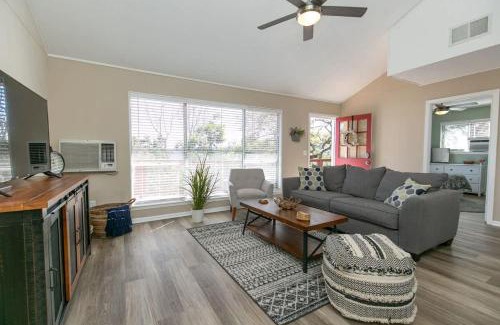 Canyon Lake Casa | Texas Charm Cottage - 1 Block from the Lake & Hill Country Views