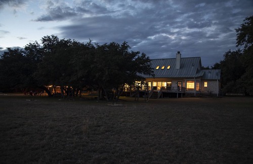 Austin Casa | Texas Ranch Style Casa en más de 5 acres cerca de Austin con una entrada privada