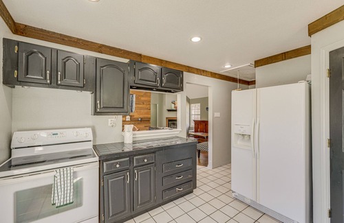 Smithville Cabaña | Texas Retreat w/ Deck, Near Fishing & State Park!