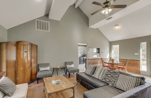 Smithville Cabaña | Texas Retreat w/ Deck, Near Fishing & State Park!