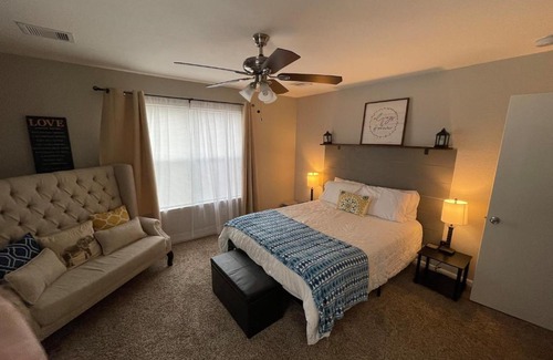 Humble Villa | TEXAS Sized! Humble Hideaway! Comfy home in Houston/IAH Airport/ Woodlands/Spring/Tomball