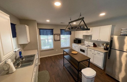 Humble Villa | TEXAS Sized! Humble Hideaway! Comfy home in Houston/IAH Airport/ Woodlands/Spring/Tomball