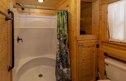Pipe Creek Casa | Texas State Glamping Getaways to Nature in this Cute Log Cabin near Austin