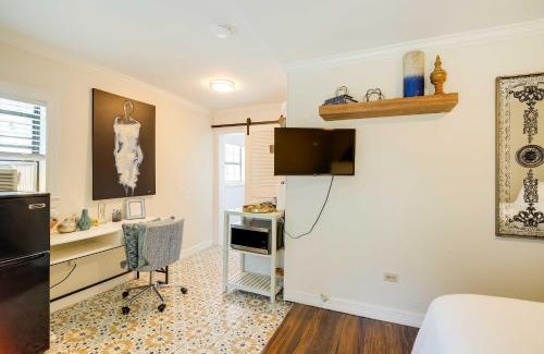 Riverside Terrace Apartamento | Texas Studio with Pool Access, 1 Mi to TDECU Stadium