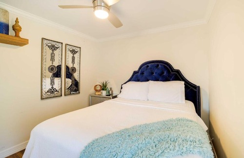Riverside Terrace Apartamento | Texas Studio with Pool Access, 1 Mi to TDECU Stadium