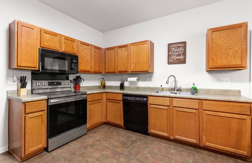 West San Antonio Casa | Texas Two Step - welcoming getaway at the steps of Sea World, near BMT!