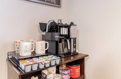 West San Antonio Casa | Texas Two Step - welcoming getaway at the steps of Sea World, near BMT!