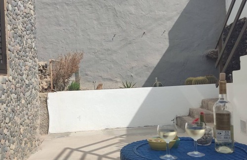 Puerto de las Nieves Apartamento | Los Nudos. Apartamento acogedor con patio privado
