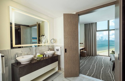 Palm Jumeirah Complejo | Th8 Palm Dubai Beach Resort, Vignette Collection by IHG