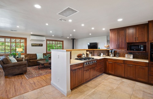 Paso Robles Casa | La propiedad de viñedo tiene capacidad para 6 personas en 23 acres, a 2 millas del centro de Paso Robles
