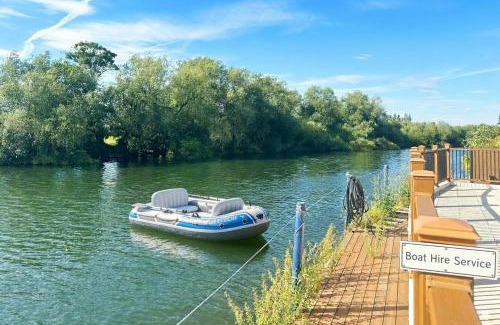 Wraysbury Casa | Thames Mansion - Water View
