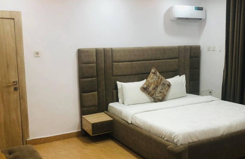Ikeja Hotel | Thapunchline Apartments & Hotels