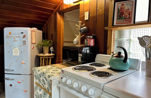 Chesterton Apartamento | That 70’s Loft- Peace, Love and a Funky Stay!