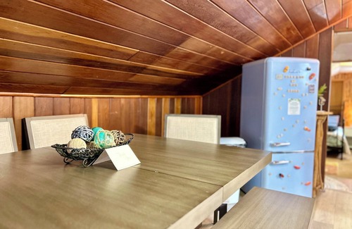 Chesterton Apartamento | That 70’s Loft- Peace, Love and a Funky Stay!