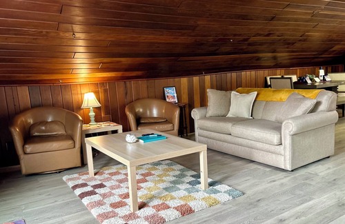 Chesterton Apartamento | That 70’s Loft- Peace, Love and a Funky Stay!