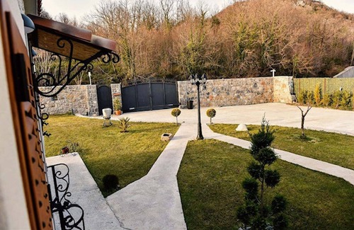 Virpazar Apartamento | That are a combination of modern and traditional, just 5 min from Lake Skadar.