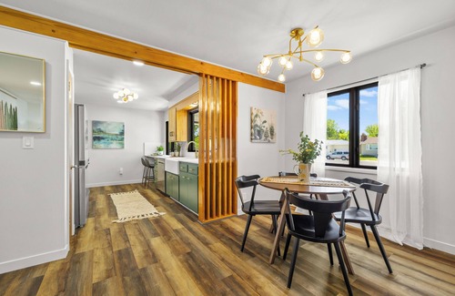 West End Casa | "That-Place!" Brand new remodel. 3 queen bedrooms, 2 full baths,2 living rooms.