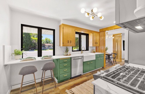 West End Casa | "That-Place!" Brand new remodel. 3 queen bedrooms, 2 full baths,2 living rooms.