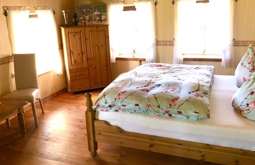 Hechthausen Casa | Thatched roof house with fireplace heating, barrier-free for up to 6 people, garden, barbecue