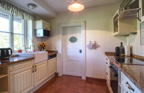 Marlow Casa | Thatched cottage with large garden and fireplace