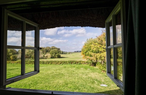 Marlow Casa | Thatched cottage with large garden and fireplace