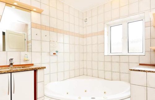 Blavand Strand Casa | Thatched Cottage with Spa - By Traum Ferienwohnungen