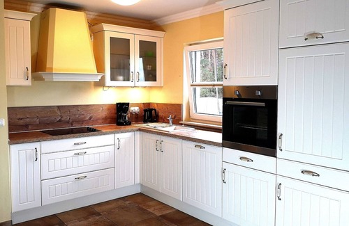 Juliusruh Casa | Thatched cottage, Ruegen, 5 stars, fireplace, view over the water, 3 bedrooms