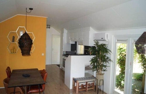 Markelo Chalet De Esquí | Thatched Home by Pond in Holiday Park