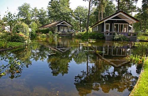 Markelo Chalet De Esquí | Thatched Home by Pond in Holiday Park