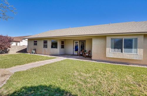 Thatcher Casa | Thatcher Home w/ Fenced Backyard: 3 Mi to Downtown