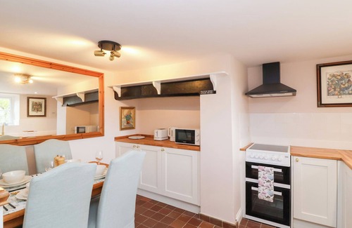Sherborne Cabaña | THATCHERS END, character holiday cottage, with a garden in Sherborne
