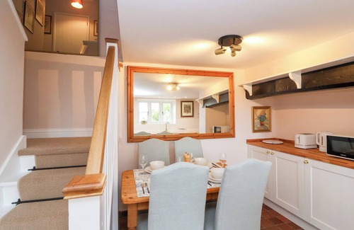 Sherborne Cabaña | THATCHERS END, character holiday cottage, with a garden in Sherborne