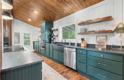 Tattnall County Casa | The 1900 Farmhouse Retreat - on 78 acres!