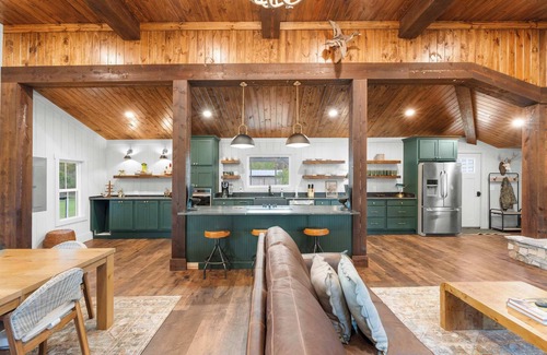 Tattnall County Casa | The 1900 Farmhouse Retreat - on 78 acres!