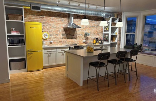De Pere Apartamento | The 1913 - newly renovated historic downtown loft