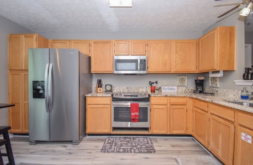 Dadeville Villa | The 19th Hole- Sleeps 6, The 19th Hole- Near Lake Martin- Sleeps 6- Golf Condo